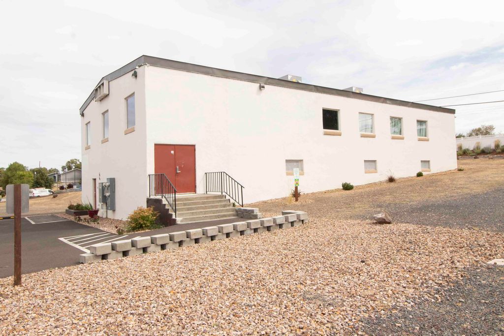 520 S 5th Street, Madras, OR 97741