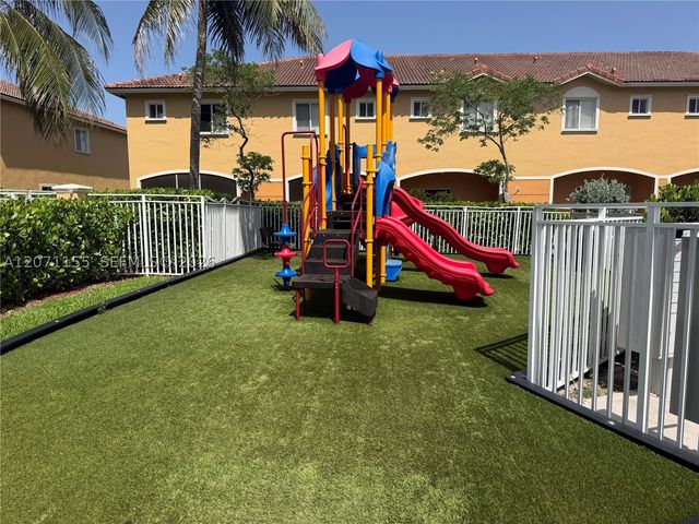 550 Saint Tropez Ln, Margate, FL 33068