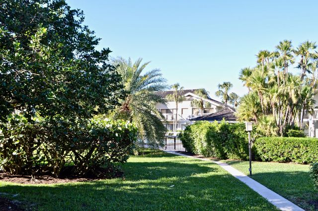 11863 Wimbledon Circle 432, Wellington, FL 33414