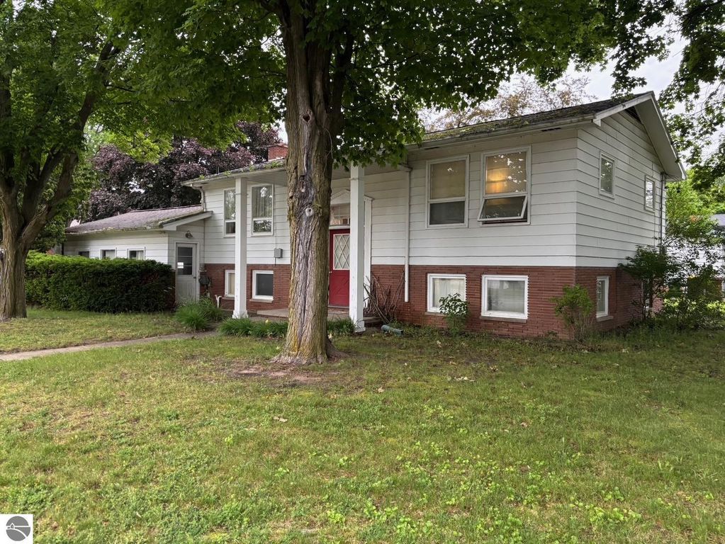 Image 2 of property listing at 250 Purdy Drive, Alma, MI 48801