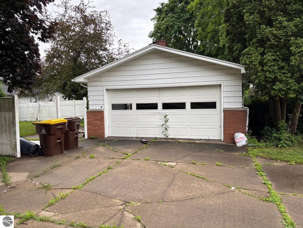 Image 3 of property listing at 250 Purdy Drive, Alma, MI 48801