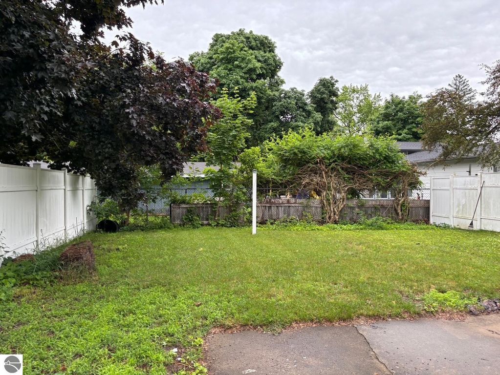 Image 4 of property listing at 250 Purdy Drive, Alma, MI 48801