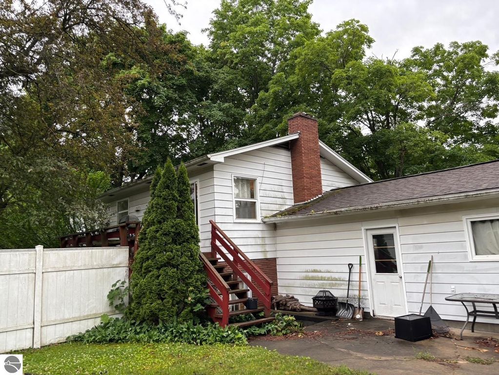 Image 6 of property listing at 250 Purdy Drive, Alma, MI 48801