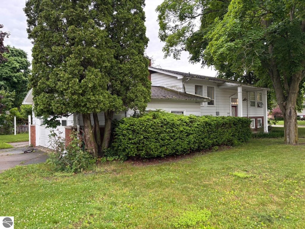 Image 8 of property listing at 250 Purdy Drive, Alma, MI 48801
