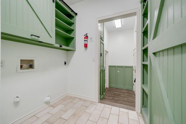 509 Meadow Oaks DR, Dripping Springs, TX 78620
