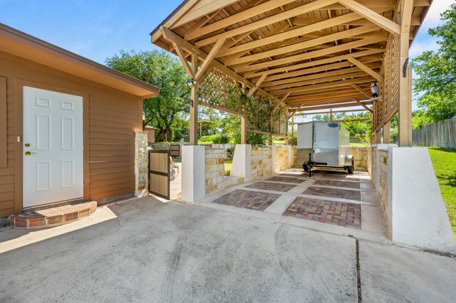 509 Meadow Oaks DR, Dripping Springs, TX 78620