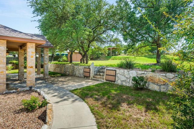 509 Meadow Oaks DR, Dripping Springs, TX 78620