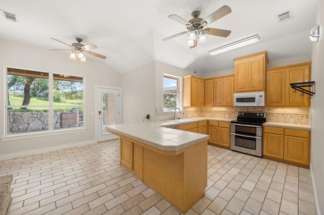 509 Meadow Oaks DR, Dripping Springs, TX 78620