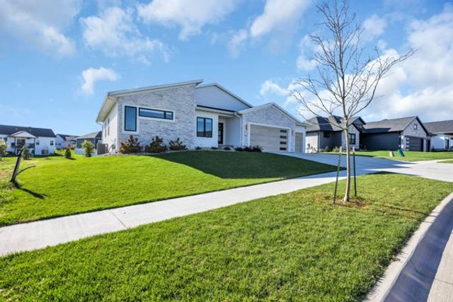 6720 Caldwell Lane NE, Cedar Rapids, IA 52411