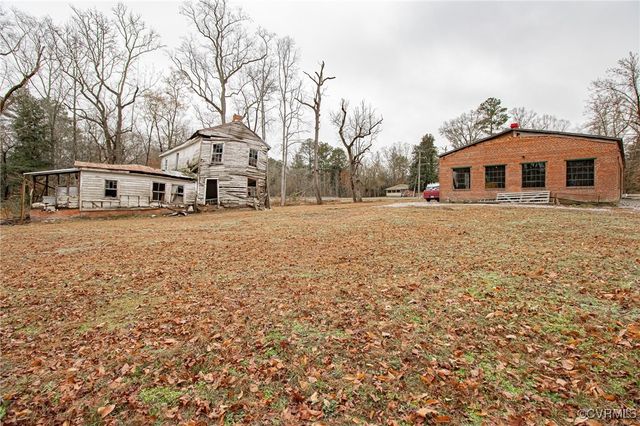 18304 James River Dr, Disputanta, VA 23842