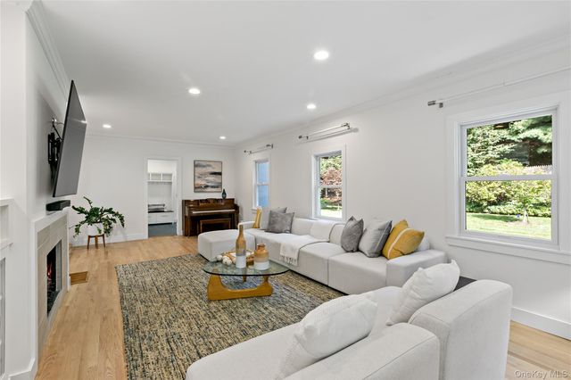 1 Stoneleigh Close, Scarsdale, NY 10583