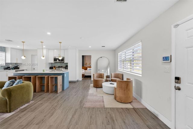 190 NE 173rd St, Miami, FL 33162