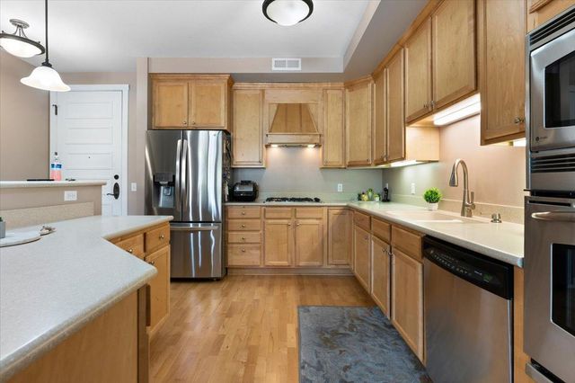 1940 Fulham Street 207, Roseville, MN 55113