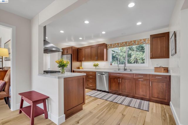 1450 Finley Rd, Pleasanton, CA 94588