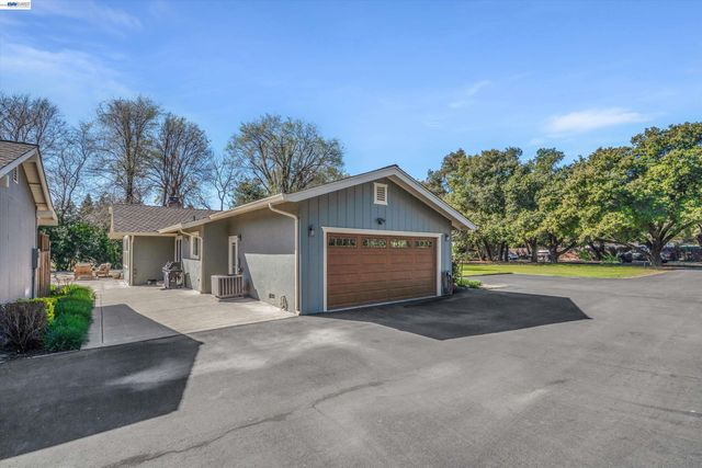 1450 Finley Rd, Pleasanton, CA 94588