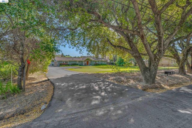 1450 Finley Rd, Pleasanton, CA 94588
