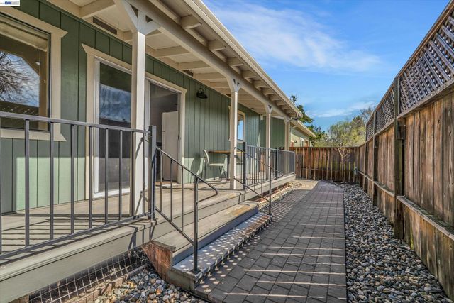 1450 Finley Rd, Pleasanton, CA 94588