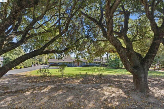 1450 Finley Rd, Pleasanton, CA 94588