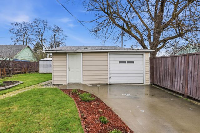 4907 N Stone St, Spokane, WA 99207