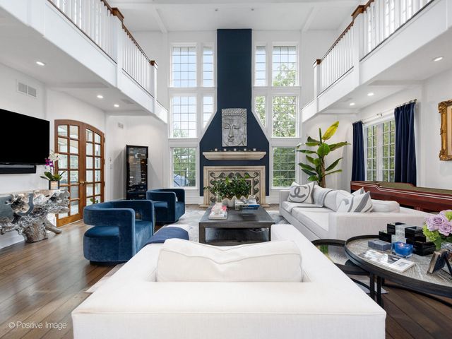 24 S WASHINGTON Circle, Hinsdale, IL 60521