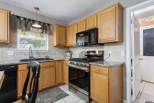 13182 Lauren Ln, Lindale, TX 75771