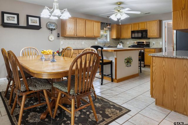 13182 Lauren Ln, Lindale, TX 75771