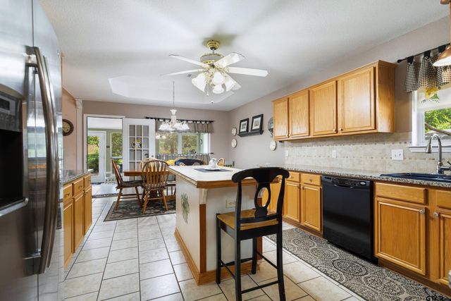13182 Lauren Ln, Lindale, TX 75771