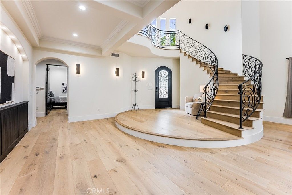 23123 Oxnard, Woodland Hills, CA 91367 — photo 2