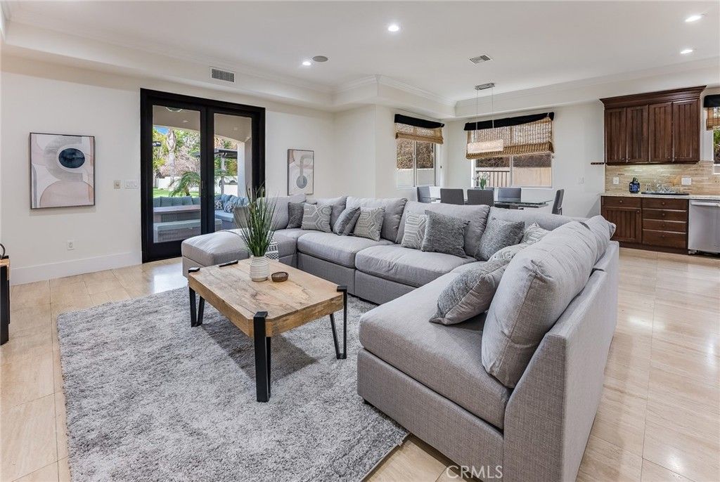 23123 Oxnard, Woodland Hills, CA 91367 — photo 5