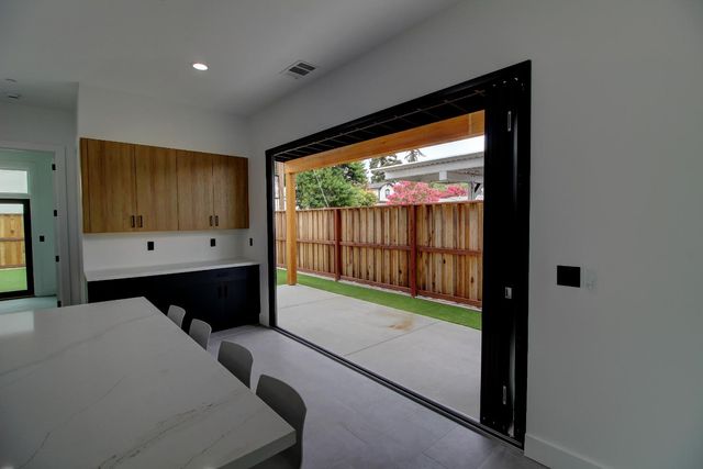 1526 3rd St, Escalon, CA 95320