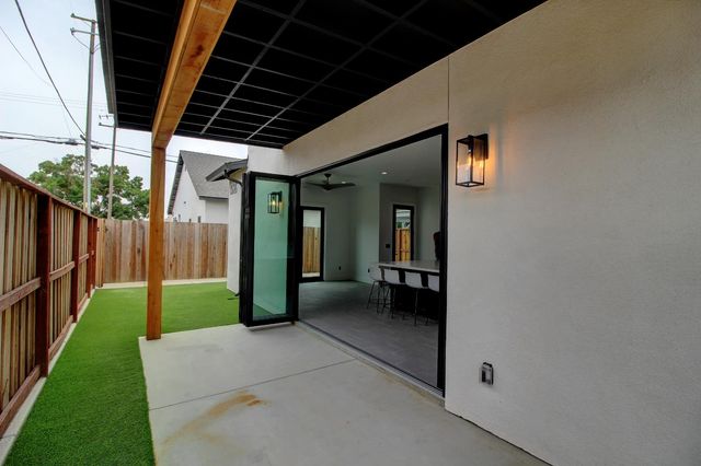 1526 3rd St, Escalon, CA 95320