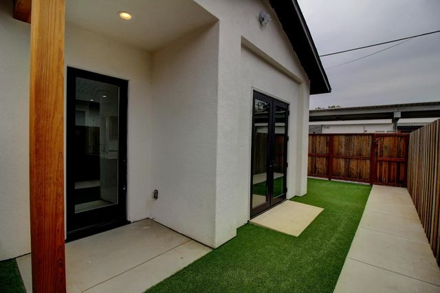 1526 3rd St, Escalon, CA 95320