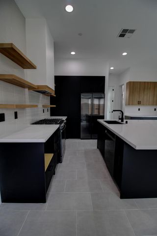 1526 3rd St, Escalon, CA 95320