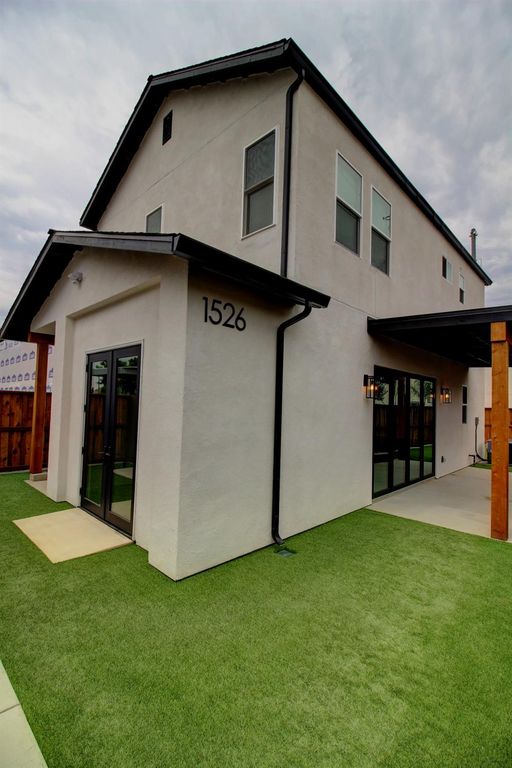 1526 3rd St, Escalon, CA 95320