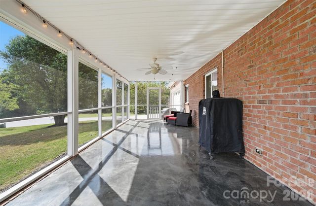 1360 Sweetbriar Lane, Hickory, NC 28602