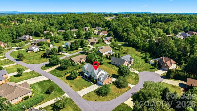 1360 Sweetbriar Lane, Hickory, NC 28602