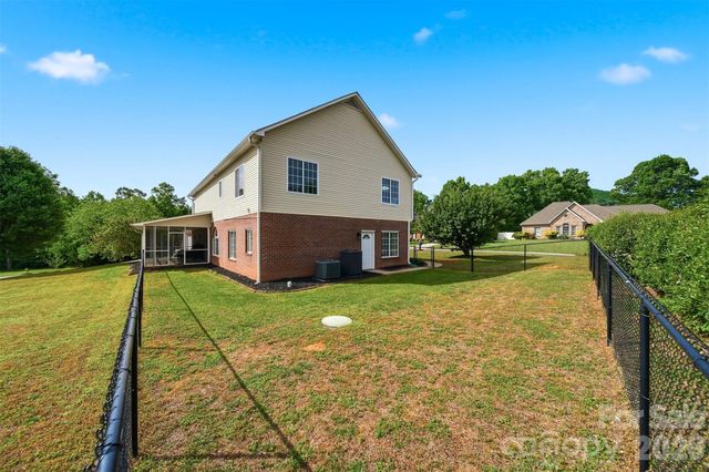 1360 Sweetbriar Lane, Hickory, NC 28602