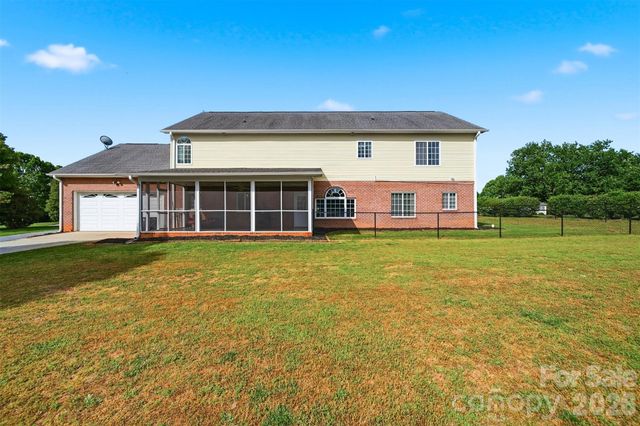 1360 Sweetbriar Lane, Hickory, NC 28602