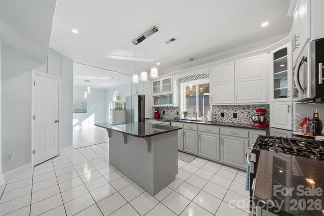 1360 Sweetbriar Lane, Hickory, NC 28602
