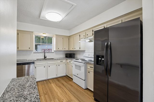 1600 Hazelwood Street B, Conroe, TX 77301