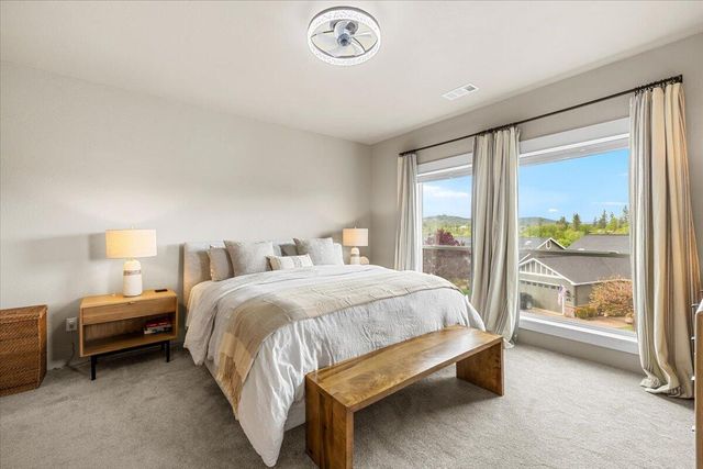 221 Skyhawk Drive, Eagle Point, OR 97524