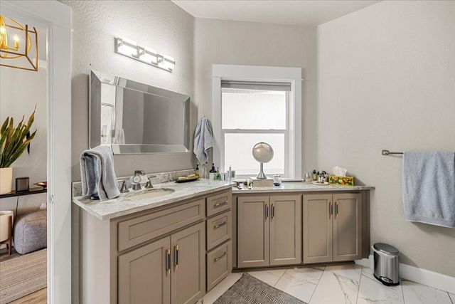 221 Skyhawk Drive, Eagle Point, OR 97524