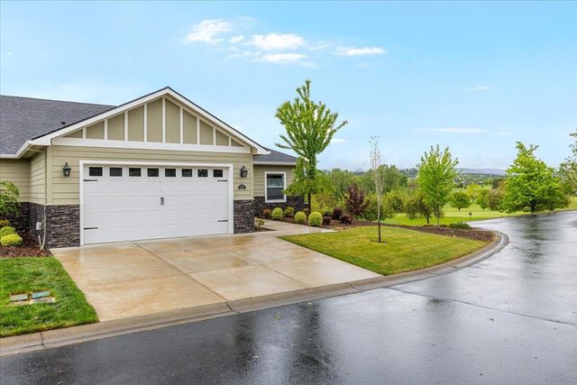 221 Skyhawk Drive, Eagle Point, OR 97524