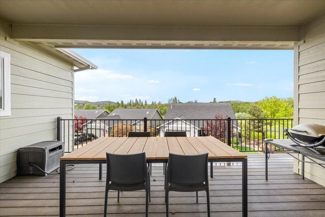 221 Skyhawk Drive, Eagle Point, OR 97524