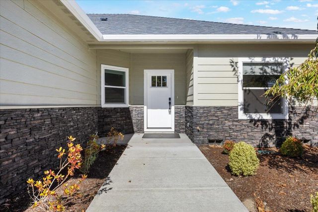 221 Skyhawk Drive, Eagle Point, OR 97524