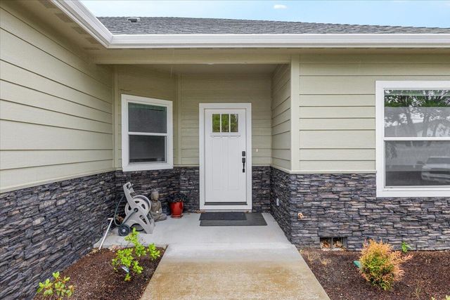 221 Skyhawk Drive, Eagle Point, OR 97524