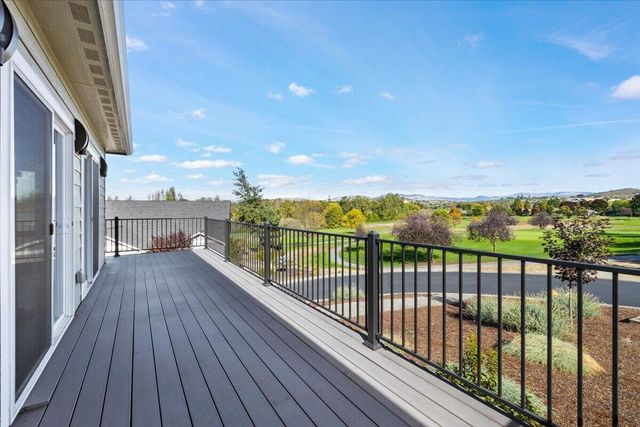 221 Skyhawk Drive, Eagle Point, OR 97524