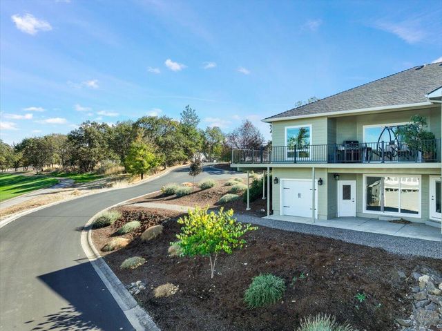 221 Skyhawk Drive, Eagle Point, OR 97524