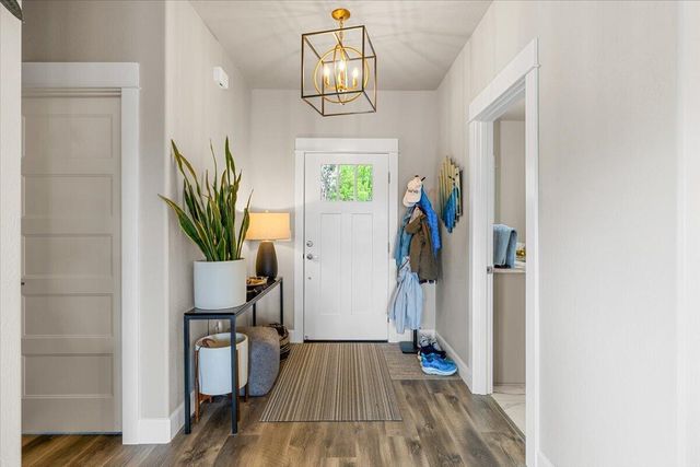 221 Skyhawk Drive, Eagle Point, OR 97524