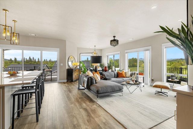 221 Skyhawk Drive, Eagle Point, OR 97524